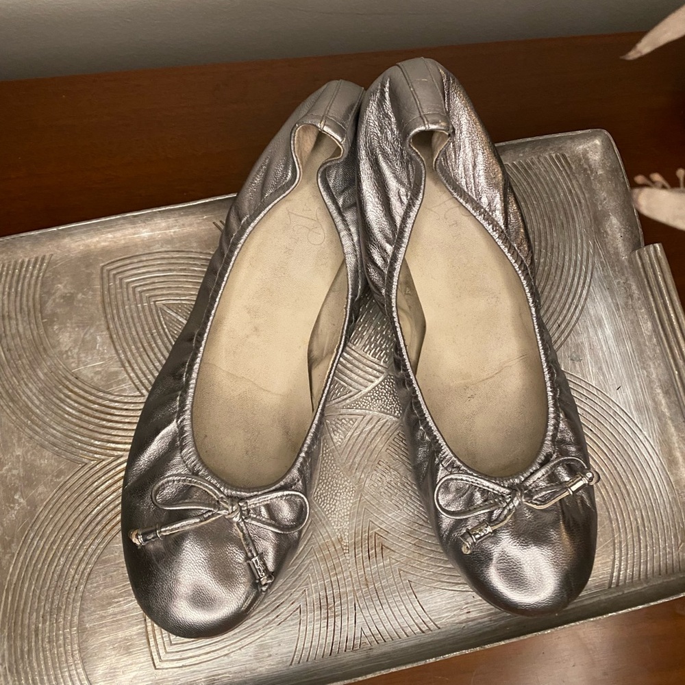 Silver classic ballet flats with a bow